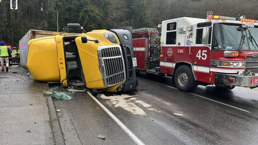 Overturned semi-truck disrupts traffic in Tukwila - KIRO Seattle