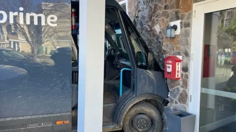 Amazon delivery truck crashes into Georgetown building - Boston.com
