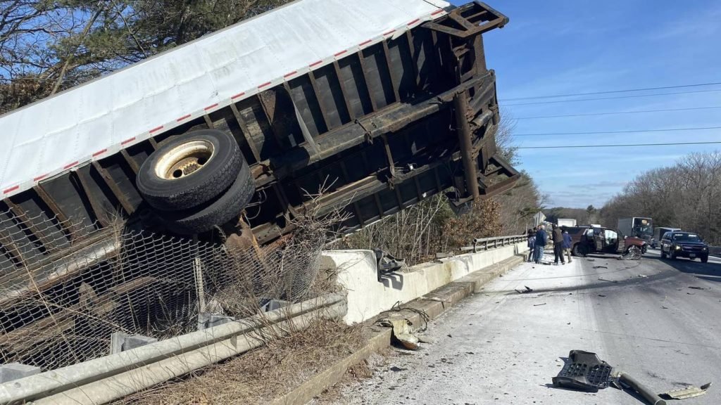 Serious box truck crash causing delays on I-495 in Boxboro - Boston 25 News