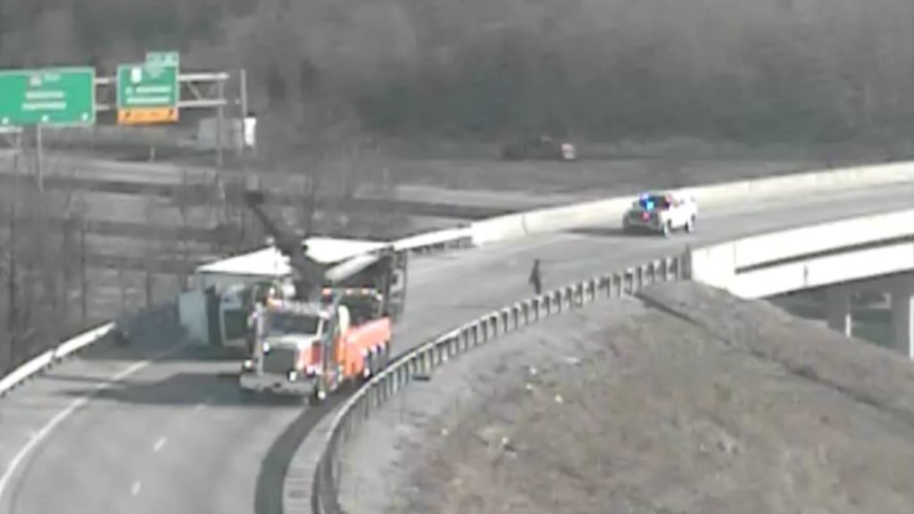 Overturned semi-truck shuts down major Louisville interstate Tuesday - WHAS11.com