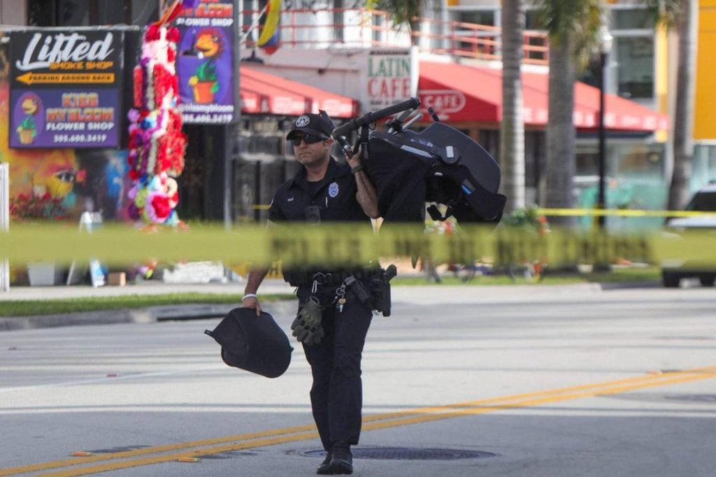 Woman pushing baby across Biscayne Boulevard pinned under truck, dies, Miami police say - Yahoo! Voices