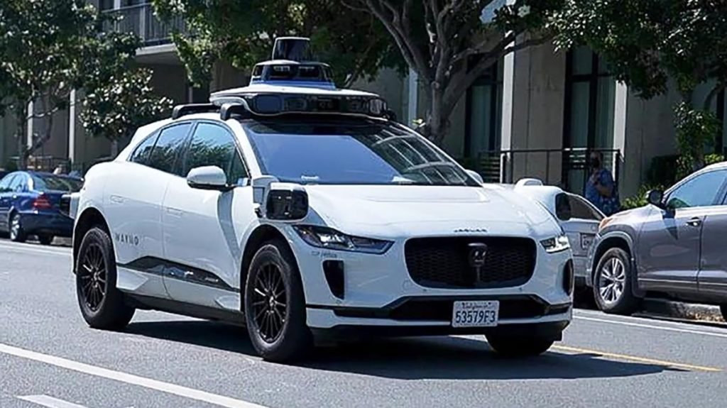 Crowd sets Waymo self-driving car ablaze in San Francisco - Yahoo Finance