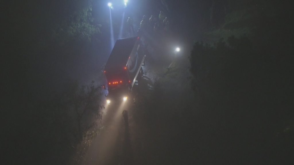 Amazon truck stuck on hill in Montecito Heights, threatening home below - FOX 11 Los Angeles