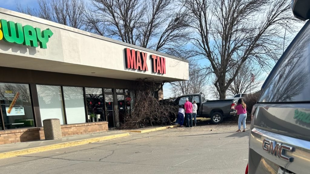 Pickup truck crashes into south Lincoln strip mall - KLKN