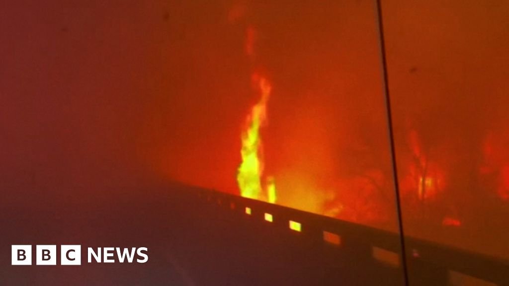 Texas wildfire: Fire truck drives through inferno - BBC.com