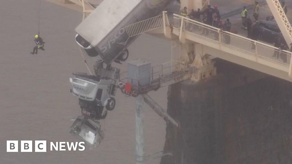Moment driver is rescued from dangling truck in Kentucky - BBC