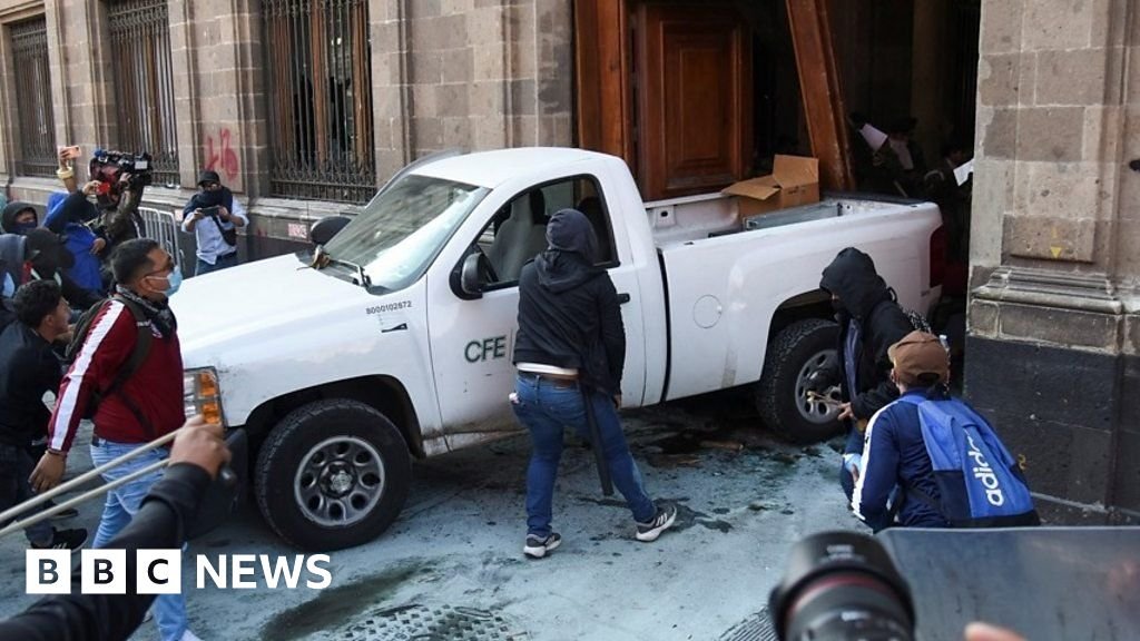 Mexico: Protesters crash truck through National Palace's door - BBC