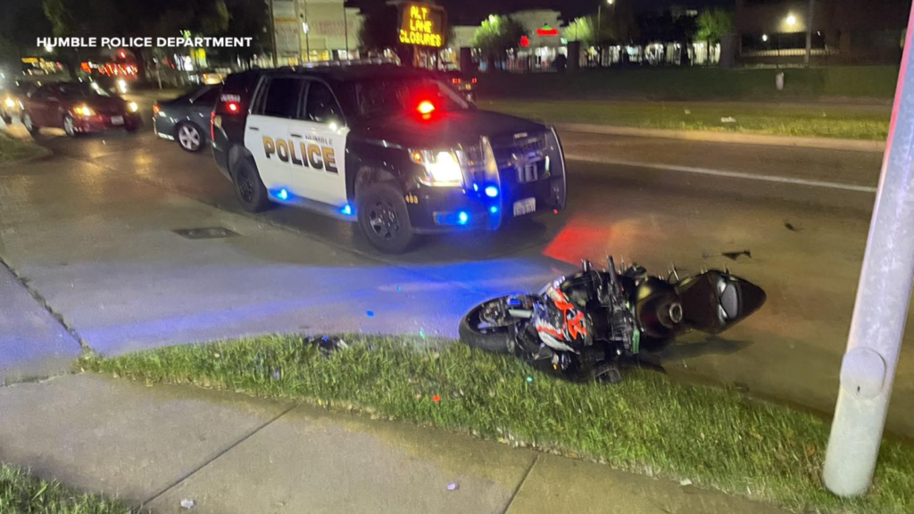Motorcyclist accused of running red light flipped officer off before 50-mile chase across Houston, Humble police say - KTRK-TV