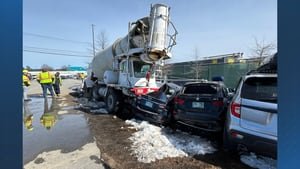 Driver of concrete truck hospitalized after crashing into more than a dozen cars in New Hampshire - Yahoo! Voices