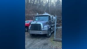 Police looking for stolen tanker truck last seen heading towards Pittsburgh - Yahoo! Voices