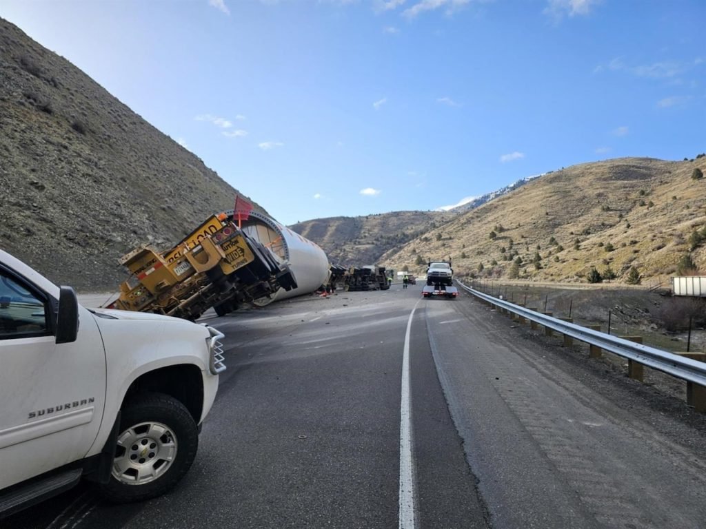 Crashed truck carrying windmill tower closes I-84 in eastern Oregon - OregonLive