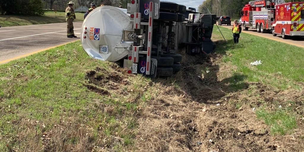 Overturned tanker truck shuts down Hwy. 51 South in Millington - Action News 5