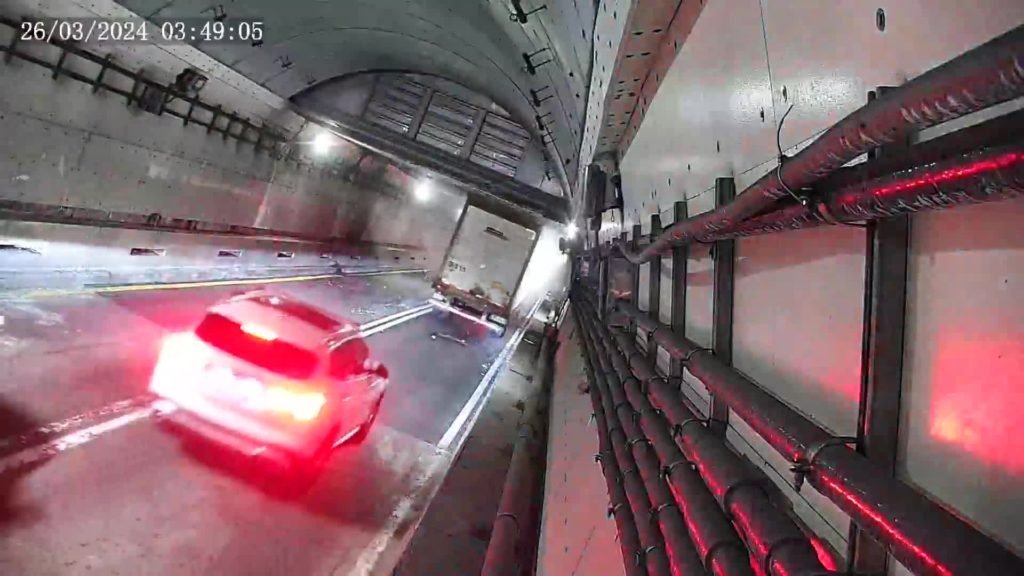 Video shows moment oversized truck got stuck inside Boston’s Sumner Tunnel - Boston 25 News