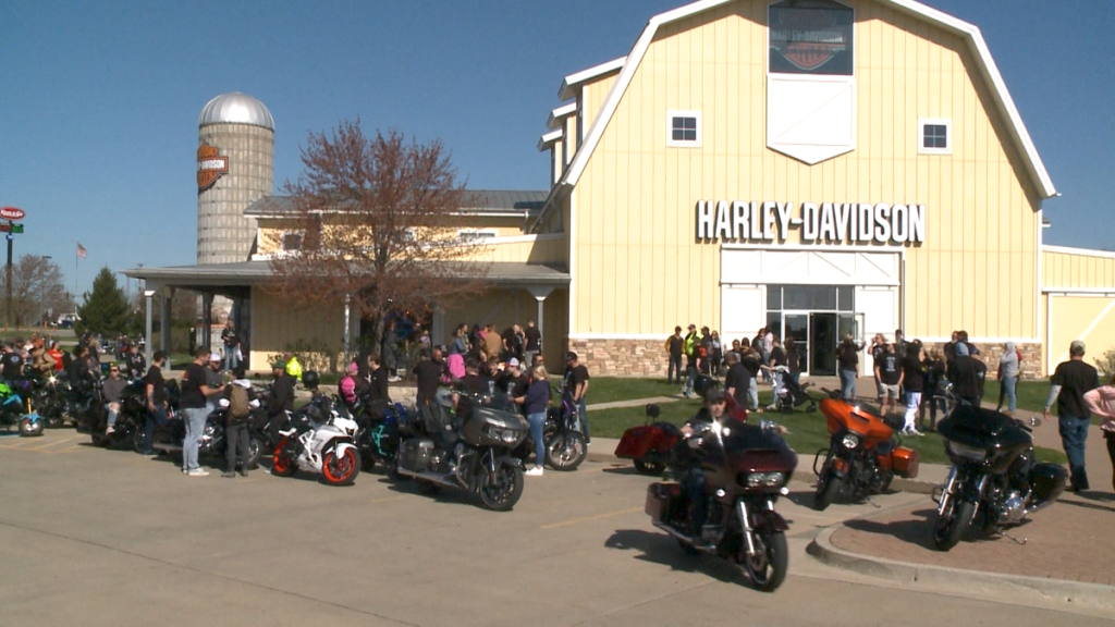'A life lived to the fullest:' Hundreds of Iowa bikers ride to honor man killed in motorcycle crash - KCCI Des Moines