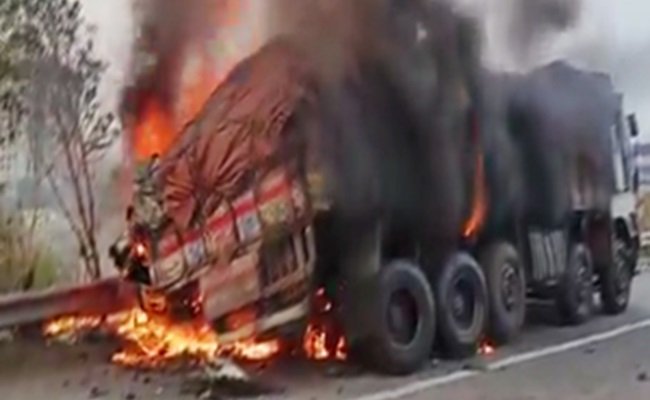 Man burnt alive after car hits truck on Hyd's ORR - Greatandhra