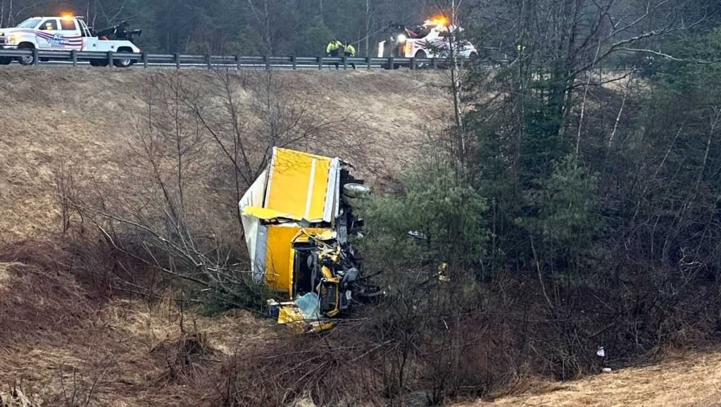 Truck crashes on I295 in Topsham causing delays during commute - WMTW Portland