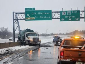 Major New Hampshire highway shut down for hours after truck crash damages overhead sign - Yahoo! Voices