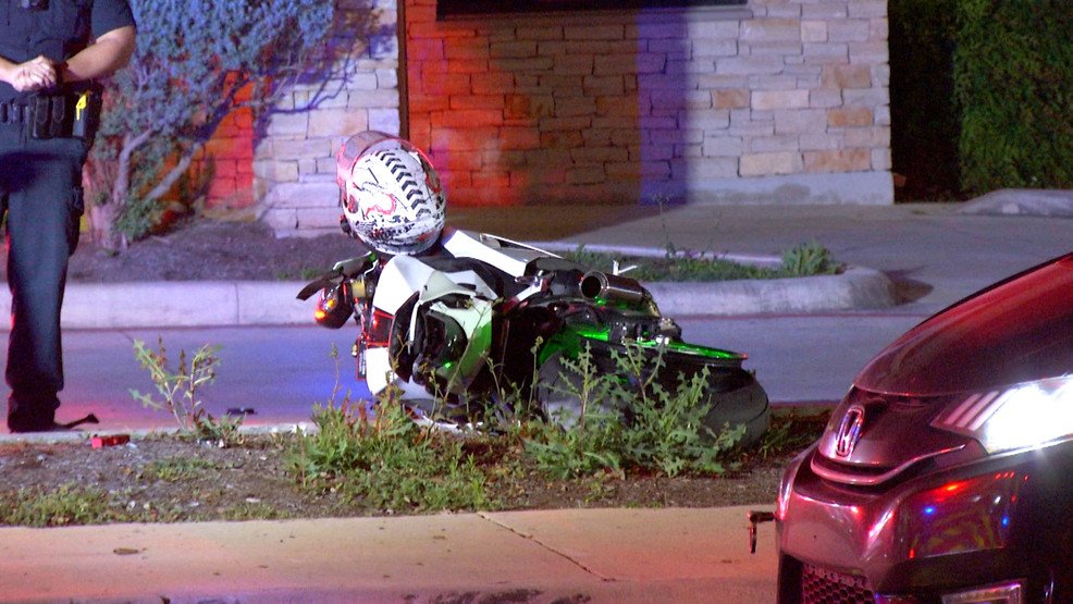 Motorcyclist injured after crashing bike into curb along North Side roadway - WOAI