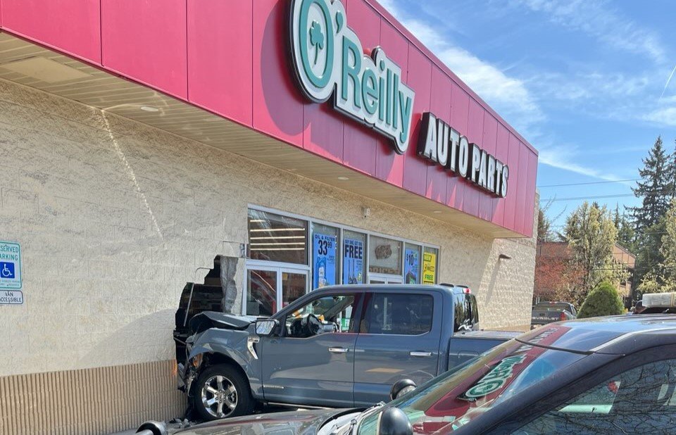 Truck crashes into O’Reilly Auto Parts in Battle Ground - KOIN.com