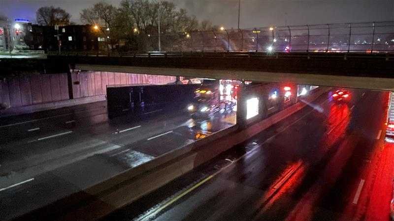 1 hospitalized after semi-truck overturns on I-75 near the West End - WLWT Cincinnati