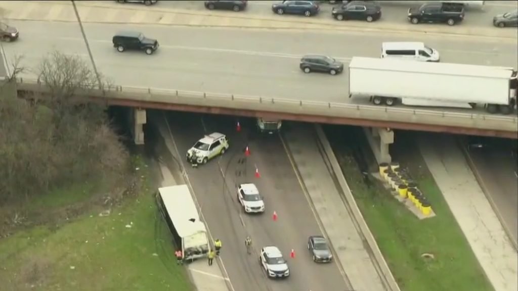 Semi-truck crashes into overpass on Stevenson Expressway - FOX 32 Chicago