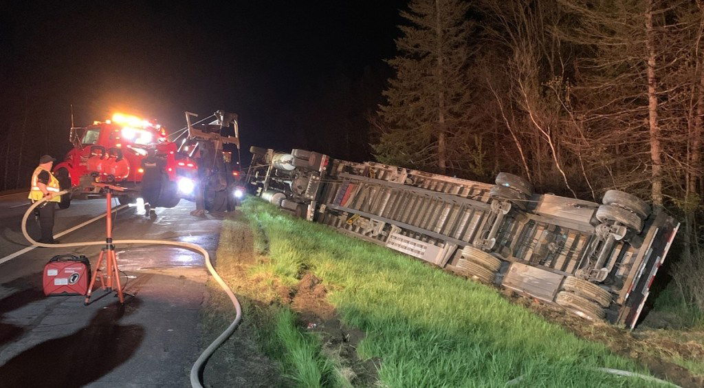 Truck carrying 15 million bees rolls over on I-95 in Clinton - Kennebec Journal and Morning Sentinel