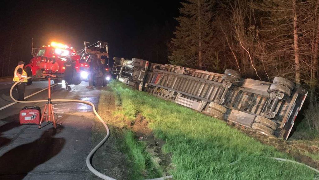 Truck carrying millions of bees crashes on I95 in Clinton - WMTW Portland