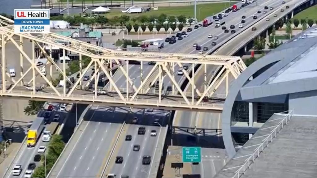 LMPD: Motorcyclist speeding down I-64 hits concrete barrier - WHAS11.com