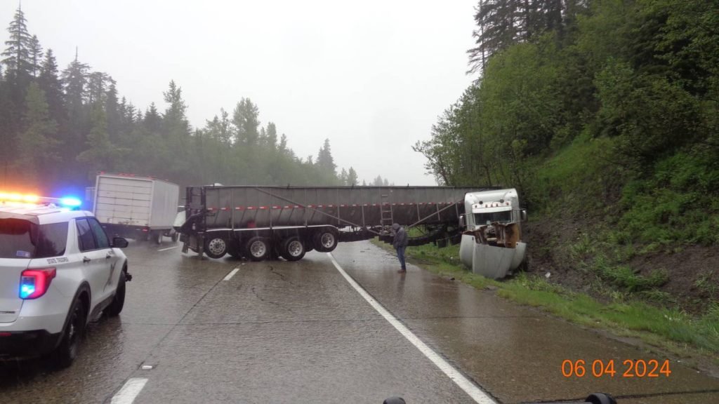 Jackknifed semi-truck blocks lanes on I-90 near Snoqualmie Pass - KIRO Seattle