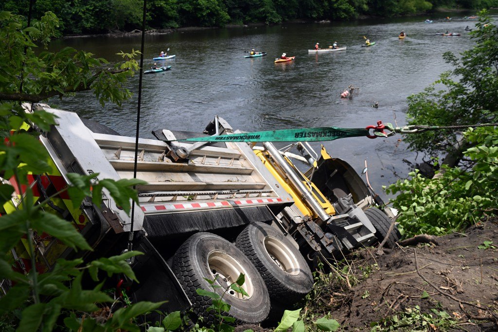 PennDOT dump truck slides down embankment along Schuylkill River in Reading [Updated] - Reading Eagle
