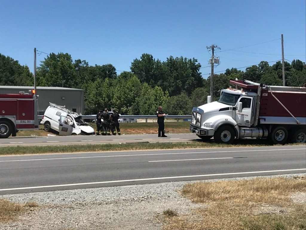 2 injured in wreck involving dump truck on Highway 31 - WHNT News 19